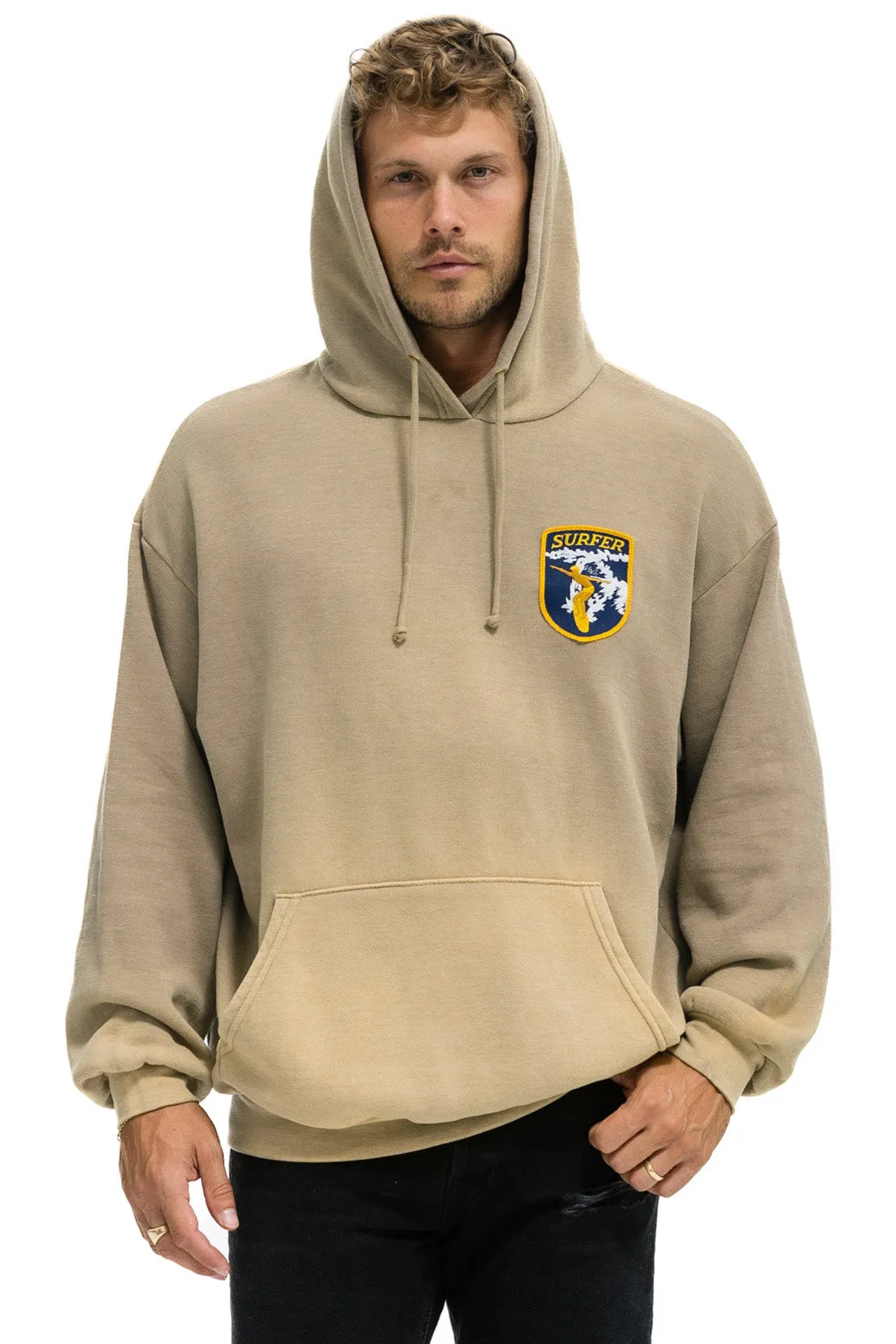 CALIFORNIA SURFER PATCH PULLOVER RELAXED HOODIE - FADED TAN