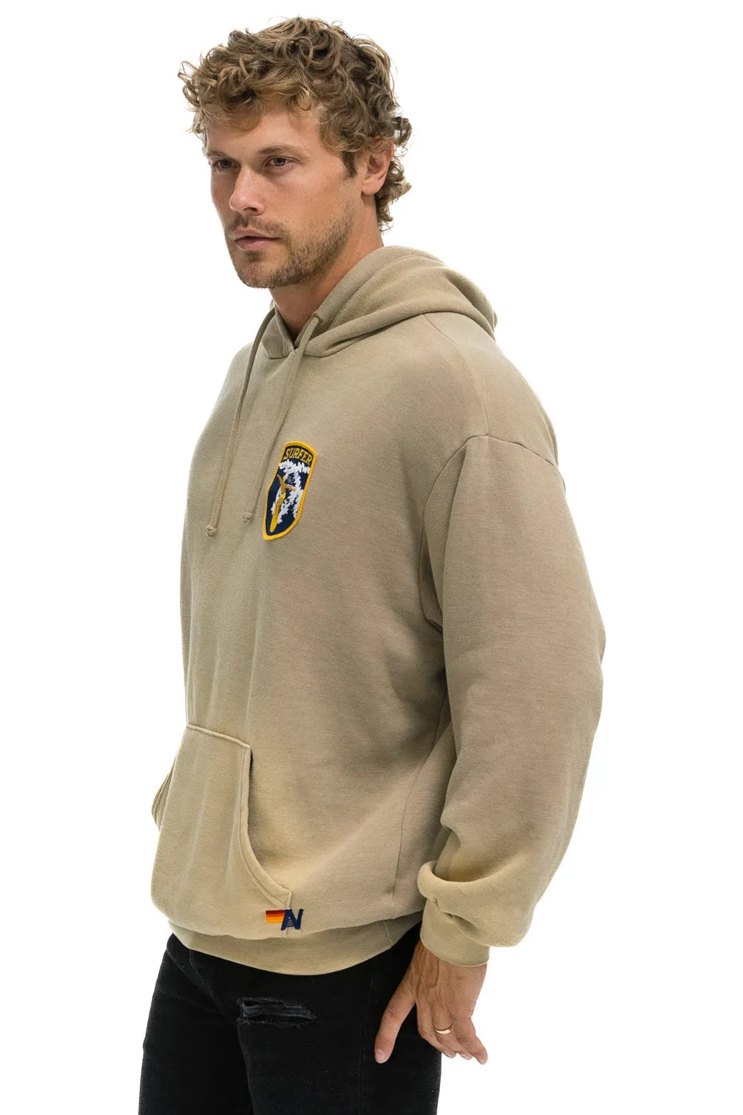 CALIFORNIA SURFER PATCH PULLOVER RELAXED HOODIE - FADED TAN